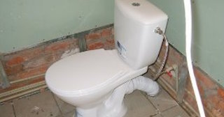 Установка приставного унитаза в Сланцах - монтаж и подключение, СантехДомСлы от 5105 рублей