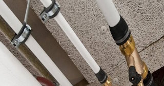 Замена труб водоснабжения в квартире: цена от 2042 руб. - СантехДомСлы